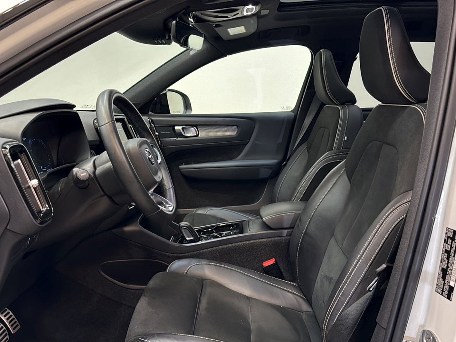 Used 2022 Volvo XC40 T5 R-Design AWD/4WD image 8