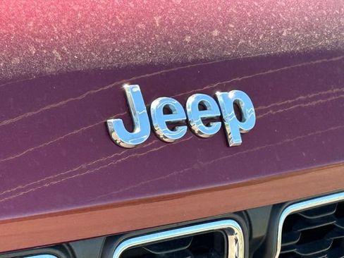 Used 2023 Jeep Grand Cherokee Laredo AWD/4WD image 11