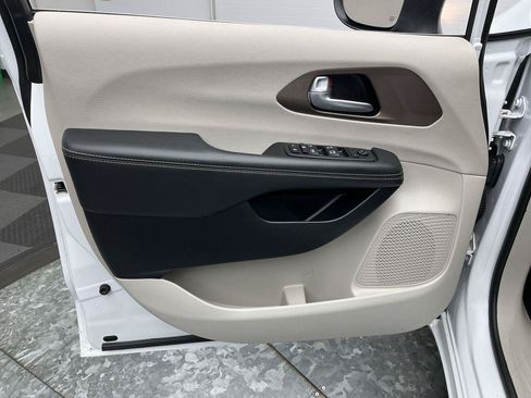 Used 2024 Chrysler Voyager LX FWD image 6