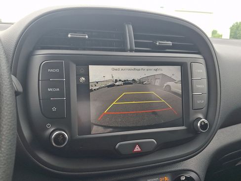 Used 2025 Kia Soul LX w/ LX Technology Package FWD image 17