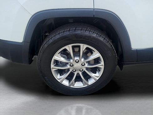 Used 2019 Jeep Cherokee Latitude Plus w/ Comfort/Convenience Group AWD/4WD image 9