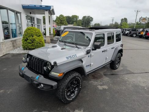 Used 2023 Jeep Wrangler Unlimited w/ Sun & Screen Package AWD/4WD image 15