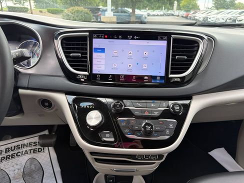 Used 2023 Chrysler Pacifica Touring-L FWD image 21