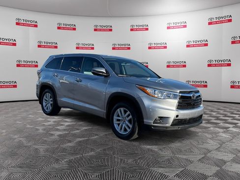 Used 2016 Toyota Highlander LE AWD/4WD image 1