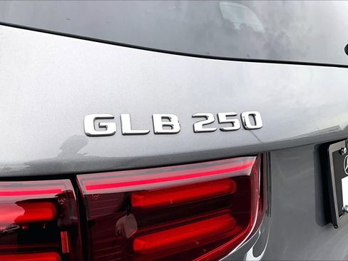 Used 2025 Mercedes-Benz GLB 250 4MATIC image 10