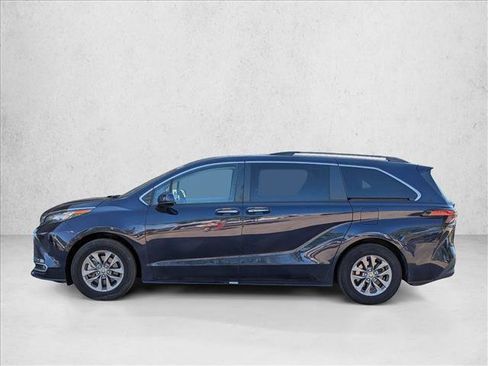 Used 2022 Toyota Sienna XLE w/ XLE Plus Package AWD/4WD image 8
