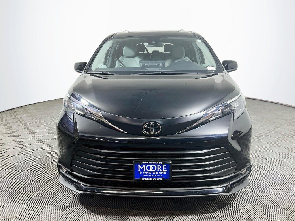 Certified 2026 Toyota Sienna XLE FWD image 2