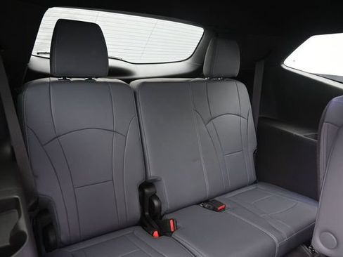 Used 2023 Buick Enclave Essence AWD/4WD image 19