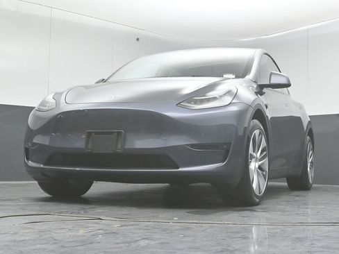 Used 2023 Tesla Model Y Long Range image 31