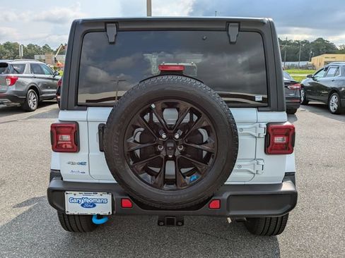 Used 2023 Jeep Wrangler Unlimited Sahara AWD/4WD image 5