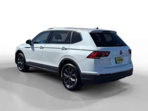 Used 2023 Volkswagen Tiguan SE w/ Panoramic Sunroof Package FWD image 3