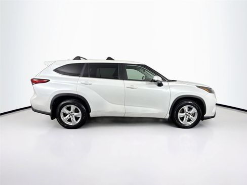 Used 2023 Toyota Highlander LE FWD image 10