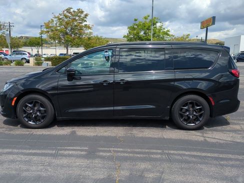 Used 2018 Chrysler Pacifica Limited image 9