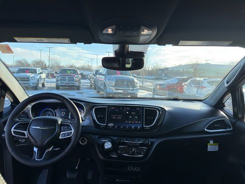 Used 2025 Chrysler Voyager LX image 26
