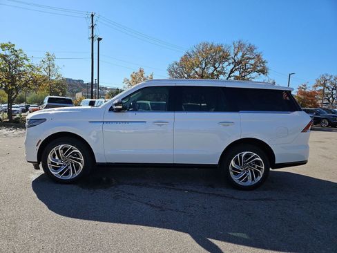 New 2025 Lincoln Navigator Reserve image 12