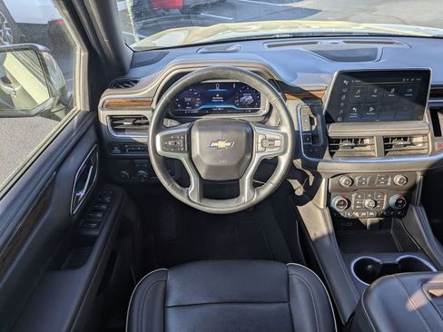 Used 2023 Chevrolet Suburban Premier image 18
