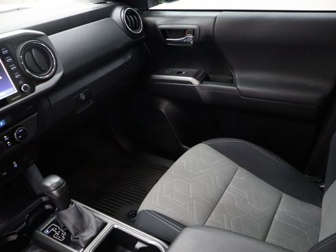 Used 2022 Toyota Tacoma TRD Sport w/ Technology Package image 24