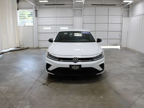 Used 2025 Volkswagen Jetta Sport FWD image 3