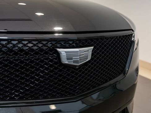 Used 2023 Cadillac XT6 Sport w/ LPO, ONYX Package image 7