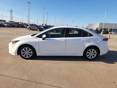 Used 2025 Toyota Corolla LE image 8