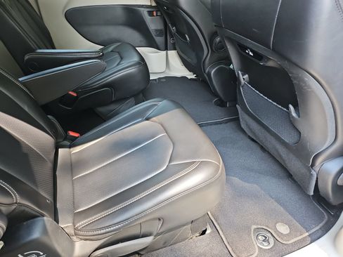Used 2023 Chrysler Pacifica Touring-L FWD image 32