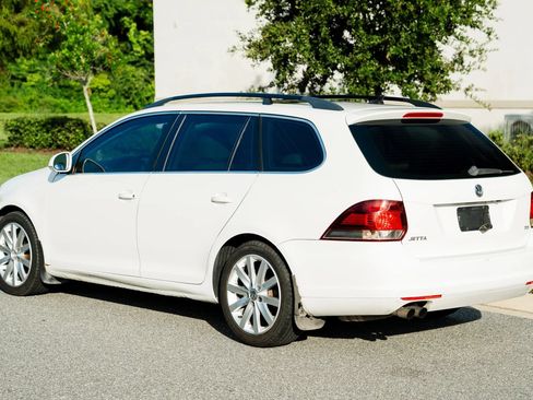 Used 2010 Volkswagen Jetta TDI FWD image 3