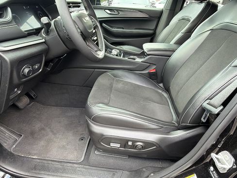 Used 2025 Jeep Grand Cherokee L Laredo AWD/4WD image 16