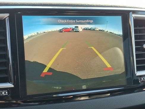 Certified 2024 Chrysler Pacifica Touring-L image 18