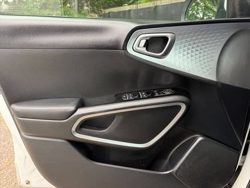 Used 2025 Kia Soul LX w/ LX Technology Package FWD image 18