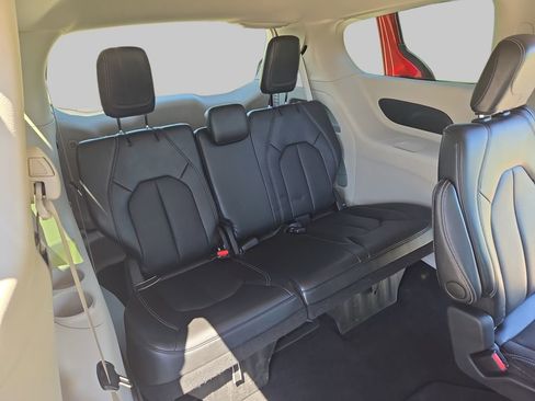 Used 2024 Chrysler Pacifica Touring-L FWD image 14