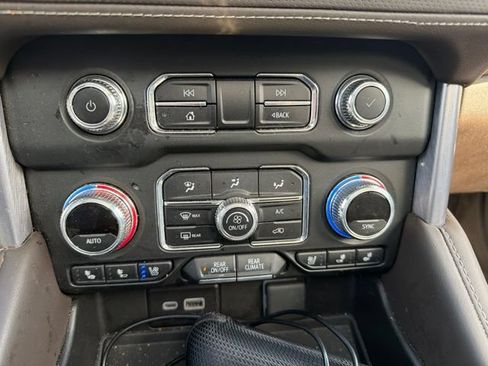 Used 2024 GMC Yukon XL SLT w/ SLT Luxury Package RWD image 11