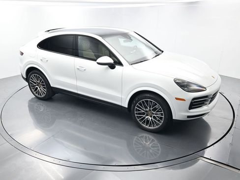 Certified 2022 Porsche Cayenne Platinum Edition image 43