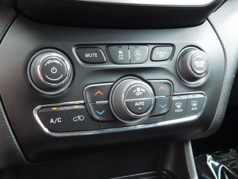 Used 2019 Jeep Cherokee Limited AWD/4WD image 21
