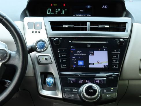 Used 2017 Toyota Prius V Five image 8