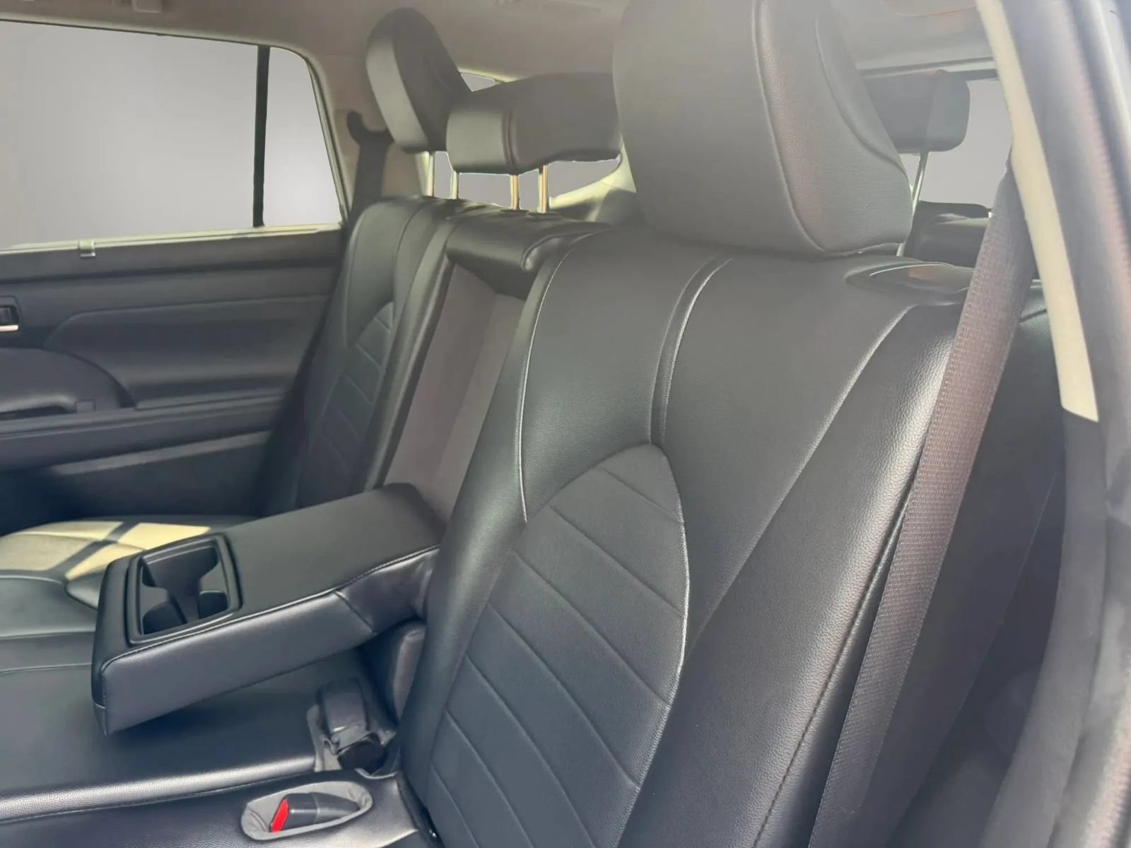 Used 2021 Toyota Highlander XLE AWD/4WD image 33
