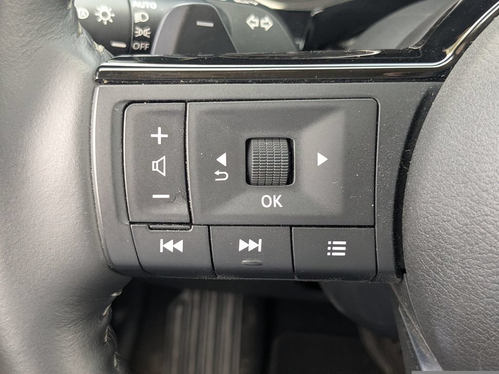 Used 2025 Nissan Pathfinder SL FWD image 26