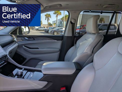 Used 2022 Jeep Grand Cherokee Overland w/ Luxury Tech Group IV AWD/4WD image 24