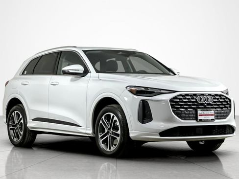 Used 2025 Audi Q5 Premium w/ Convenience Package image 7