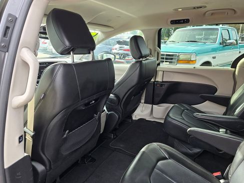 Used 2023 Chrysler Pacifica Touring-L image 21