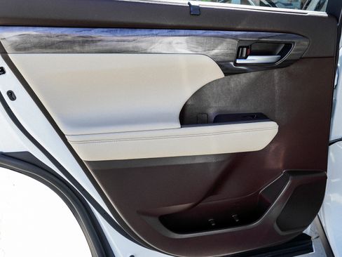 Used 2022 Toyota Highlander Platinum AWD/4WD image 25
