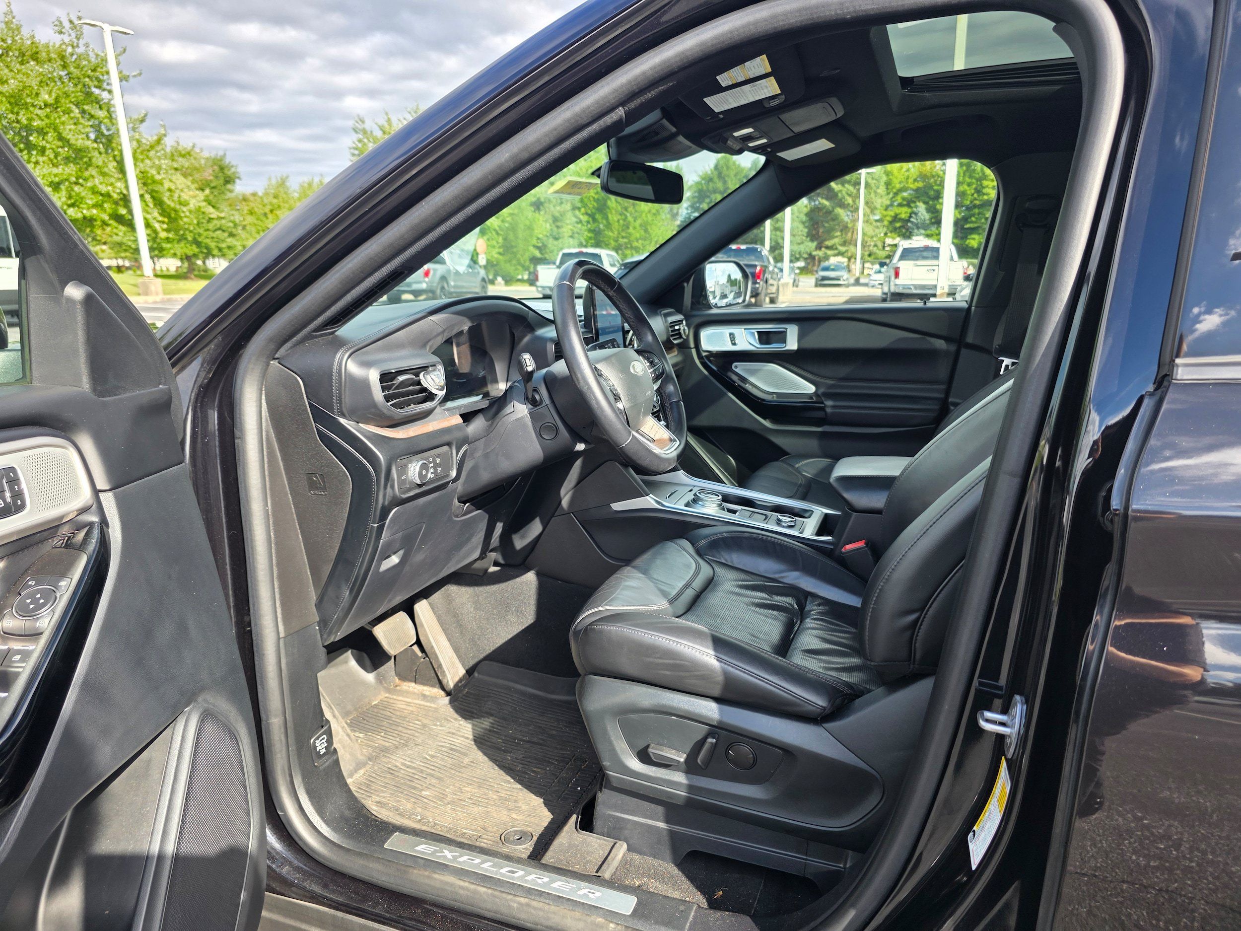 Used 2022 Ford Explorer Platinum w/ Equipment Group 601A AWD/4WD image 20