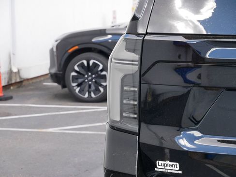 New 2026 Chevrolet Suburban High Country AWD/4WD image 5