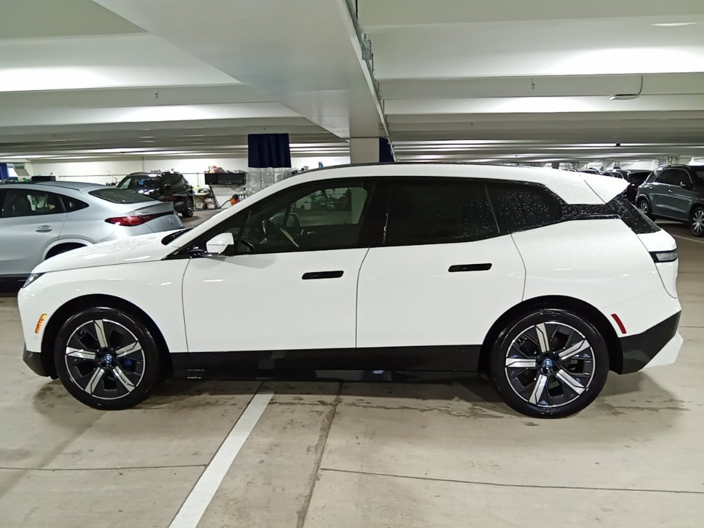 Used 2024 BMW iX xDrive50 w/ Sport Package AWD/4WD image 8