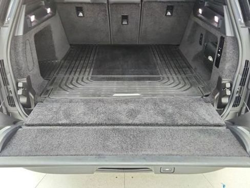 Used 2023 Land Rover Range Rover SE image 13