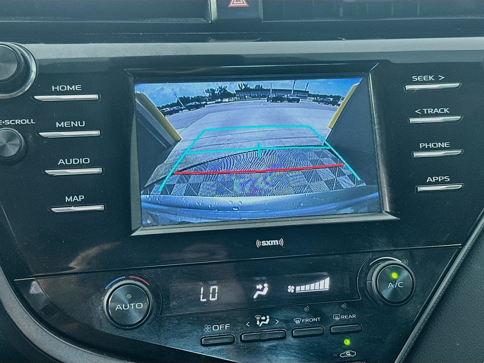 Used 2020 Toyota Camry SE FWD image 11