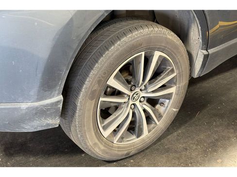 Used 2021 Toyota Venza LE AWD/4WD image 4