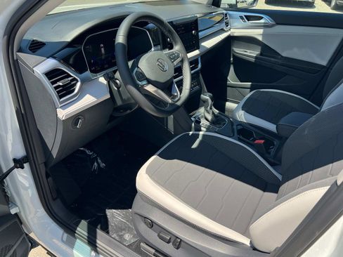 New 2025 Volkswagen Taos SE image 3