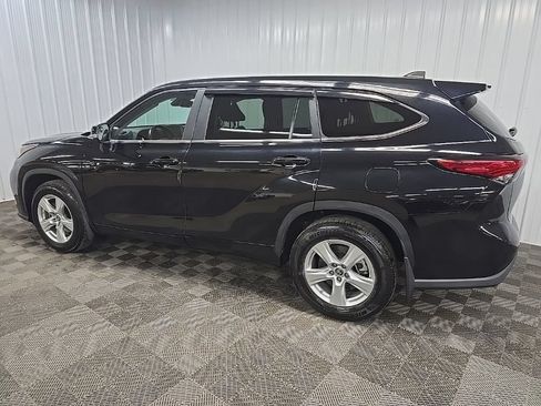 Used 2023 Toyota Highlander LE AWD/4WD image 4