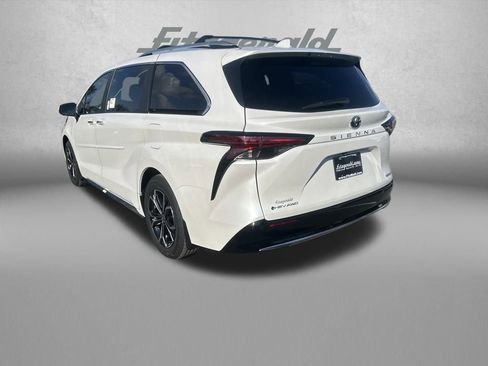 New 2026 Toyota Sienna Platinum image 5