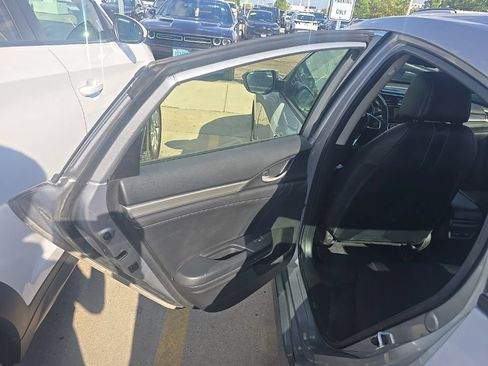 Used 2018 Honda Civic Touring image 12